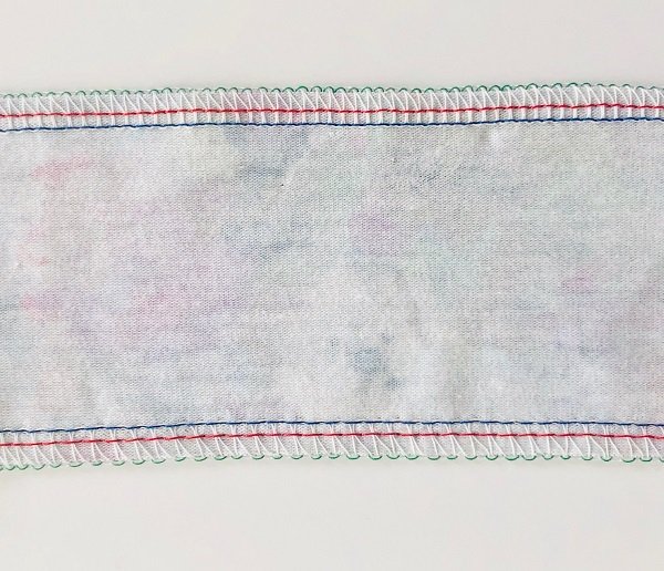 Slika prikazuje šiv, ki ga naredi overlock šivalni stroj