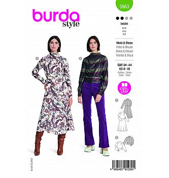Kroj Obleka in bluza z asimetričnimi gubami